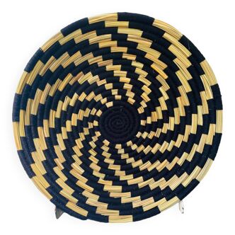 Assiette en feuilles de palmier tressées damier noir 40 cm