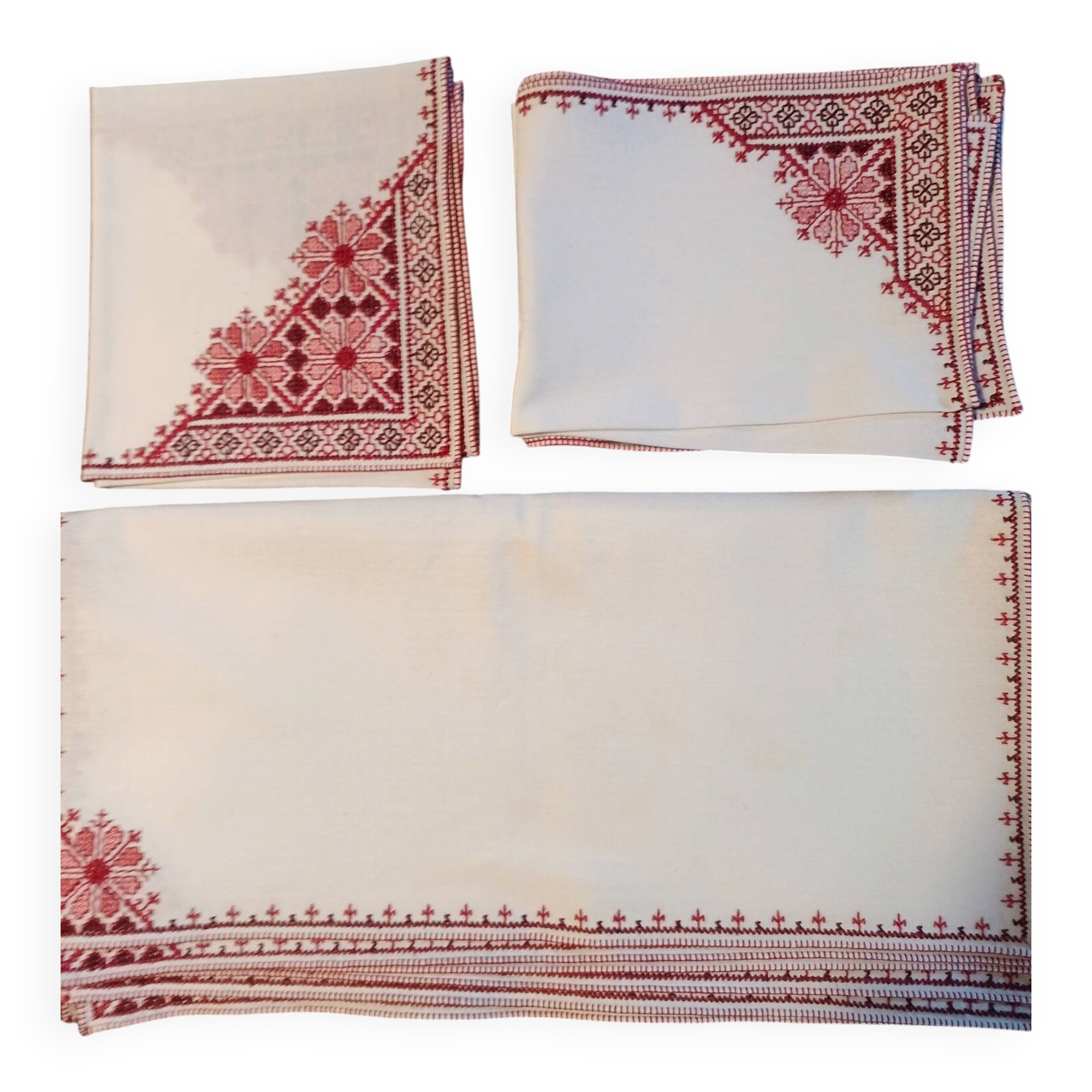 In 4 place settings + centrepiece + 6 napkins