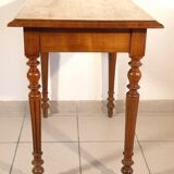 Table pieds cannelés