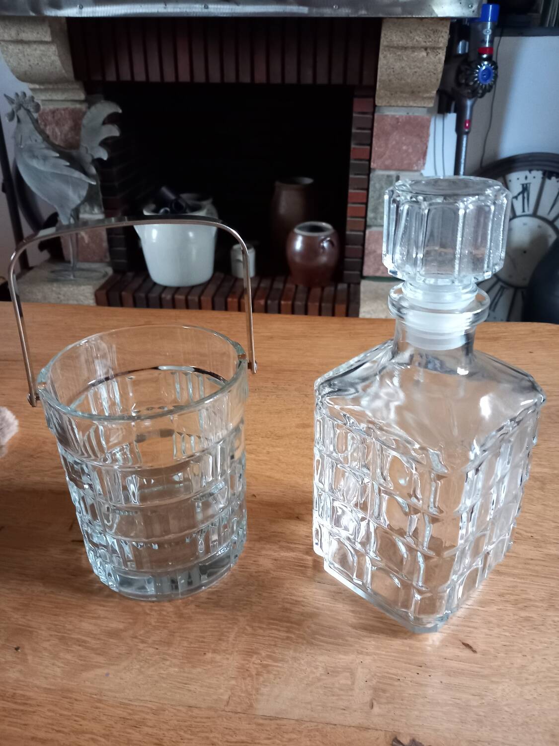 1 whiskey decanter + 1 vintage ice bucket
