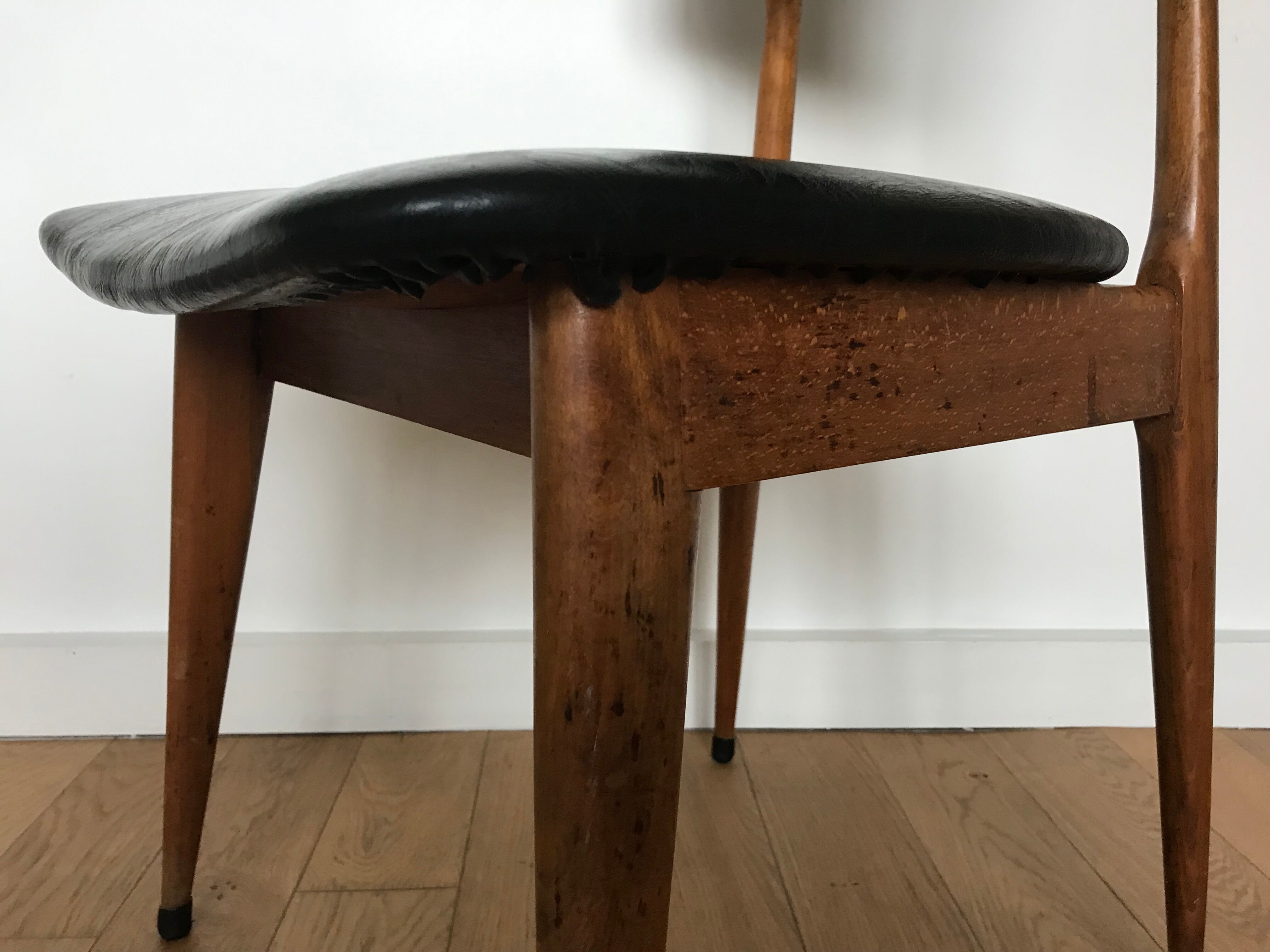 Chair in wood and leatherette