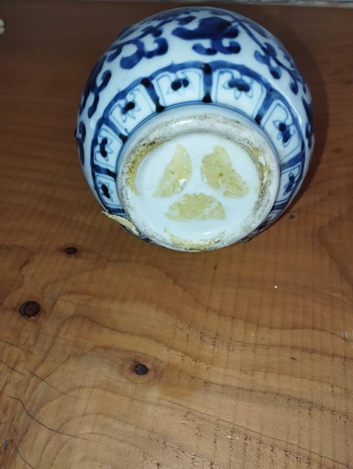 Rare vase in blue and white porcelain – handles sculpted as rabbit heads.