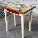 Table de cuisine blanche avec carreaux et tiroir