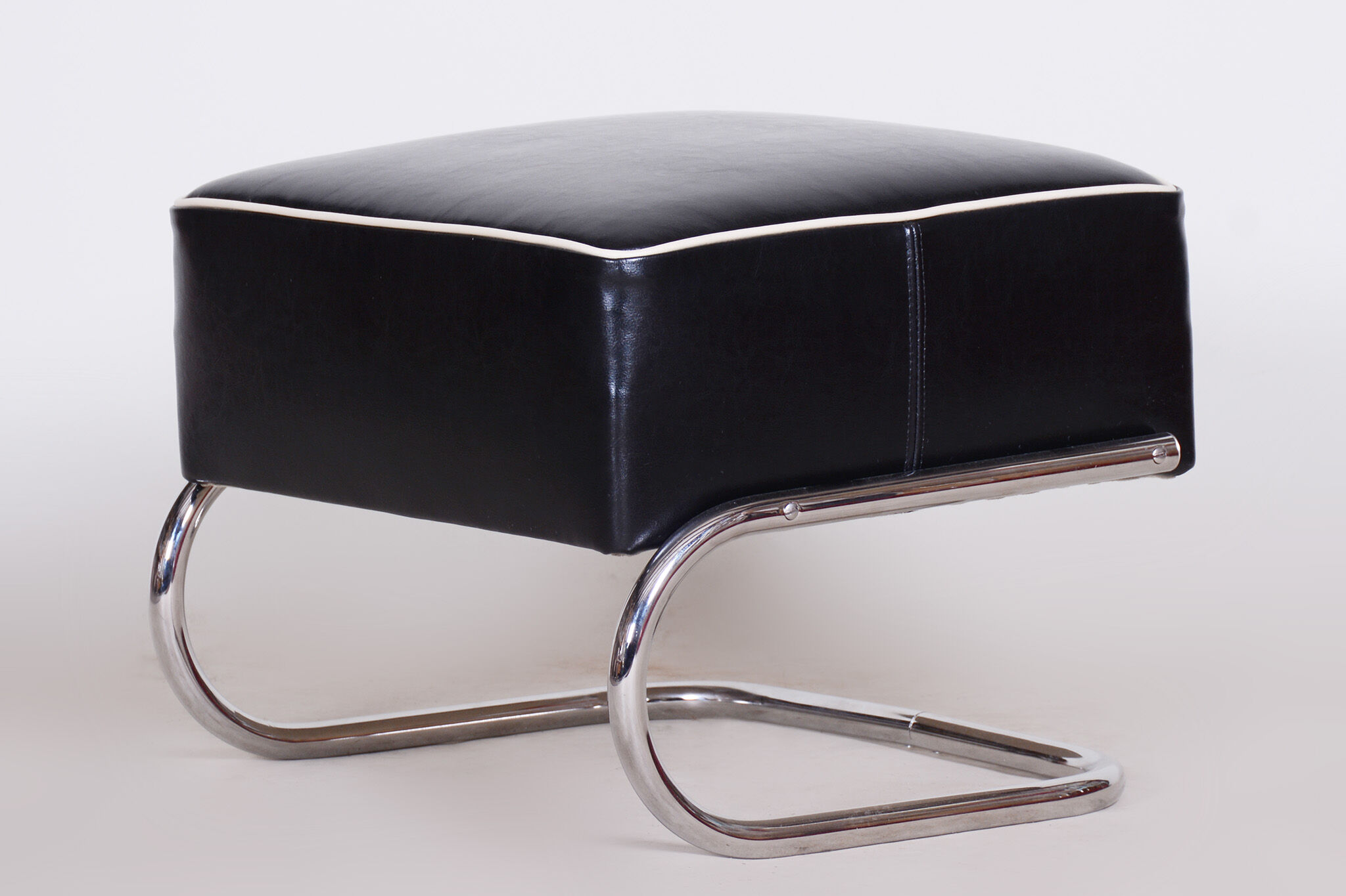 Tabouret de pied en cuir noir tchéquie des années 1930, fabriqué par slezák