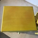 Paire de chevets vintage en bois sculpté – Finition jaune solei