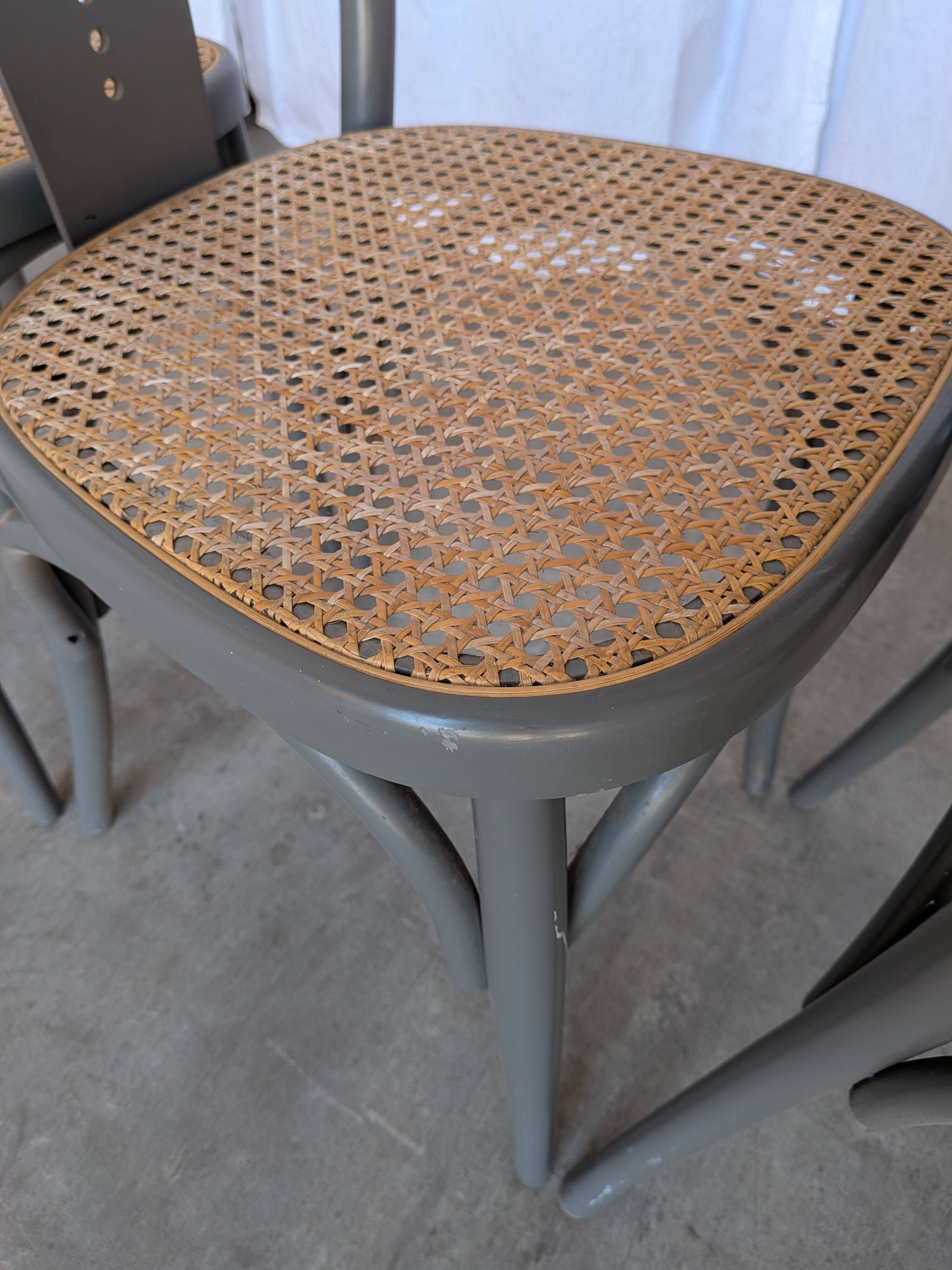Ensemble de 6 chaises de salle à manger vintage grises en bois cintré : style Thonet, assise en cannage.
