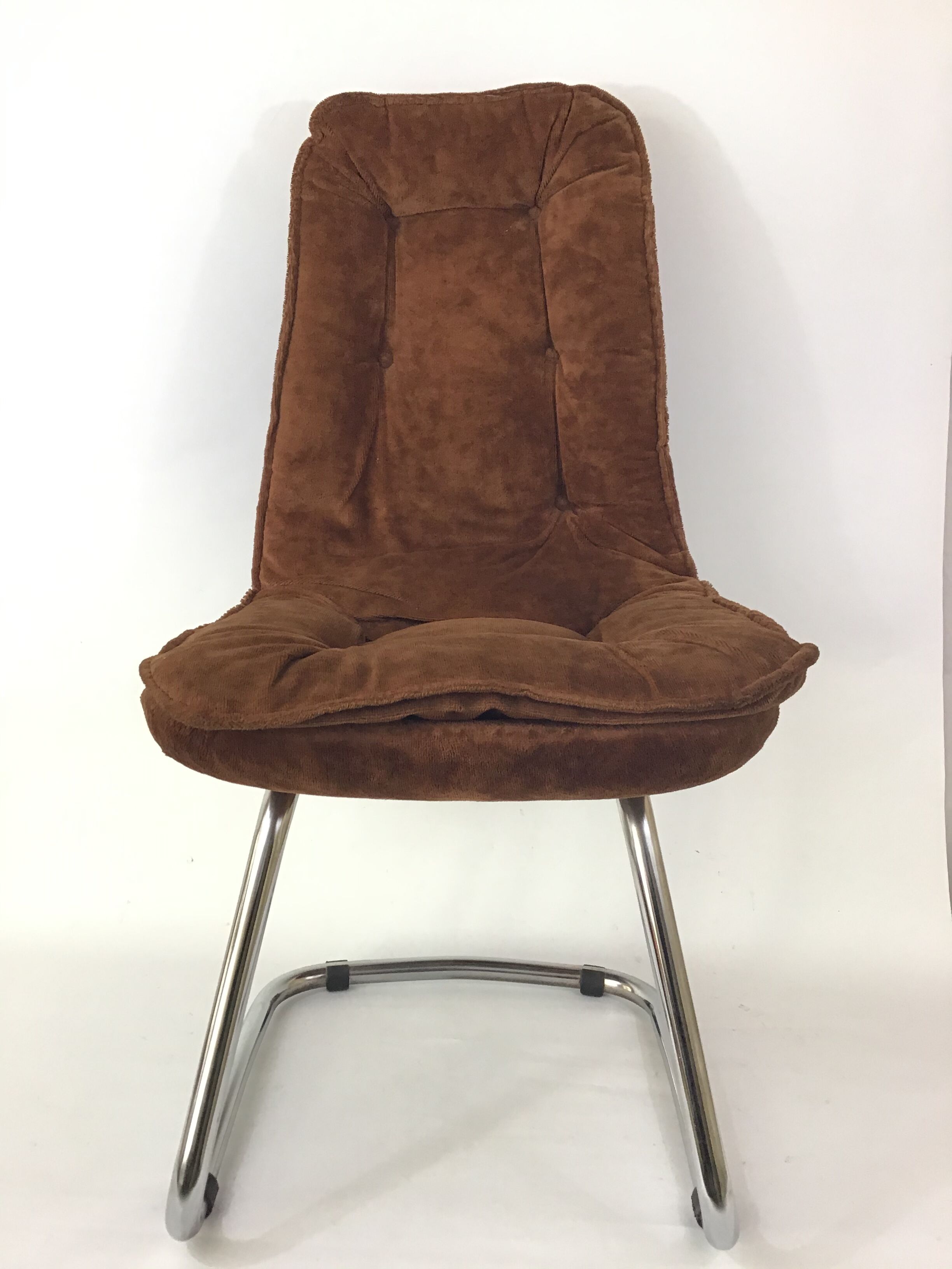 4 velvet-hulled chairs