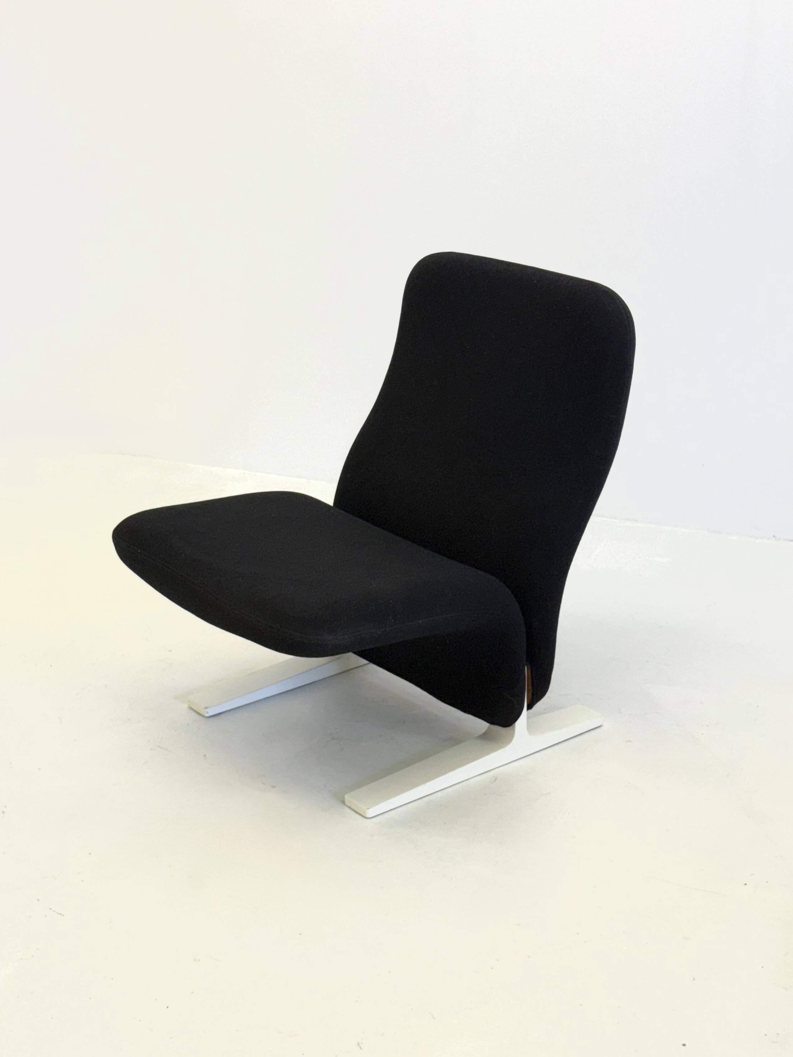 Artifort Concorde F780 armchair black by Pierre Paulin