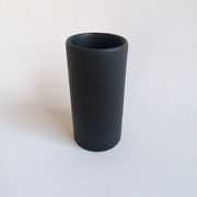 Vase rouleau noir mat par Antonio Lampecco