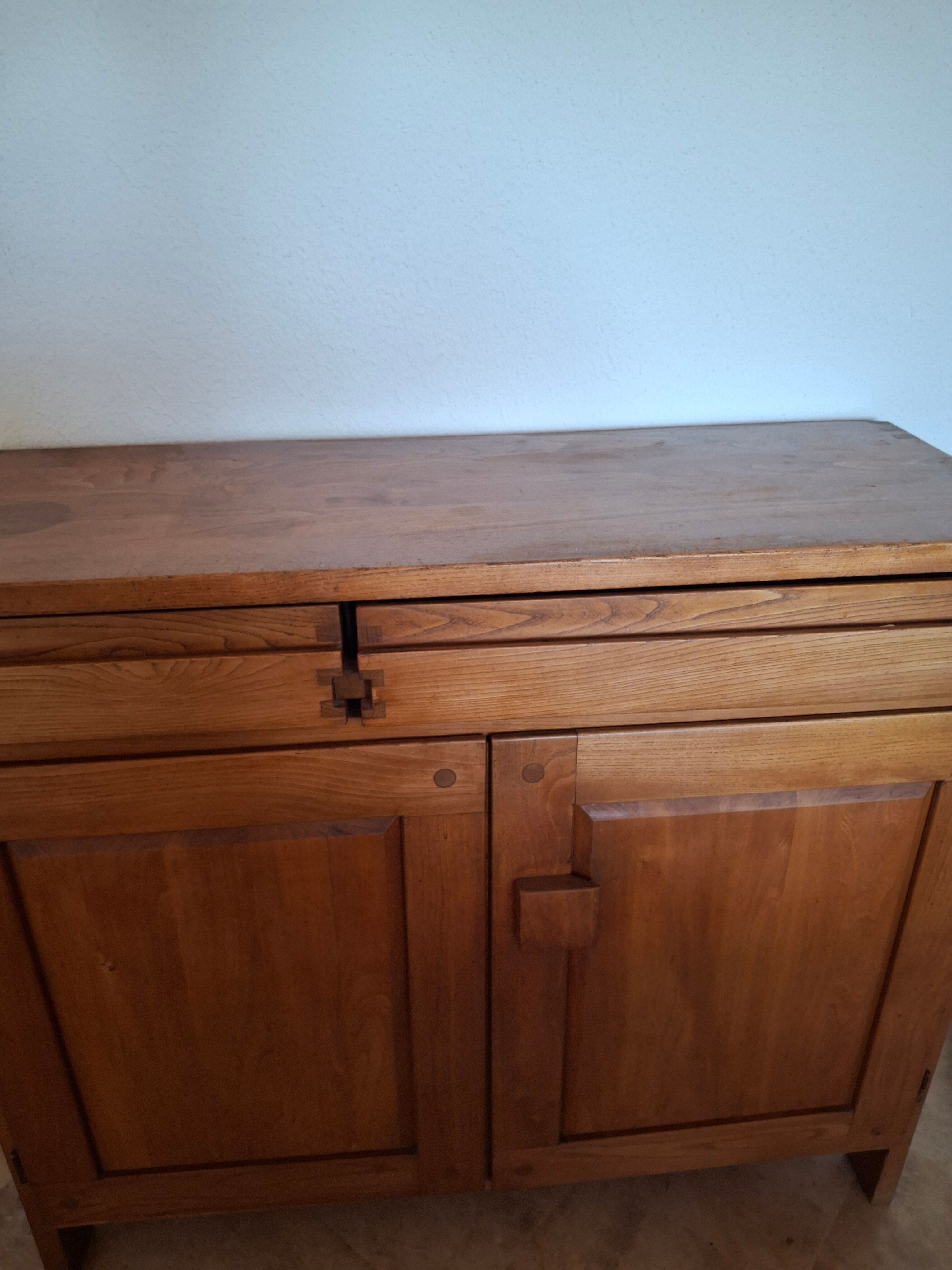 Buffet in solid elm