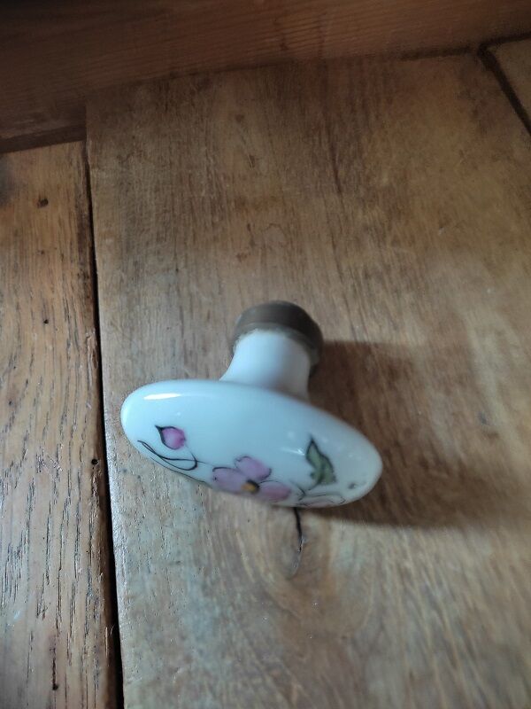 Handle button holder porcelain flowers