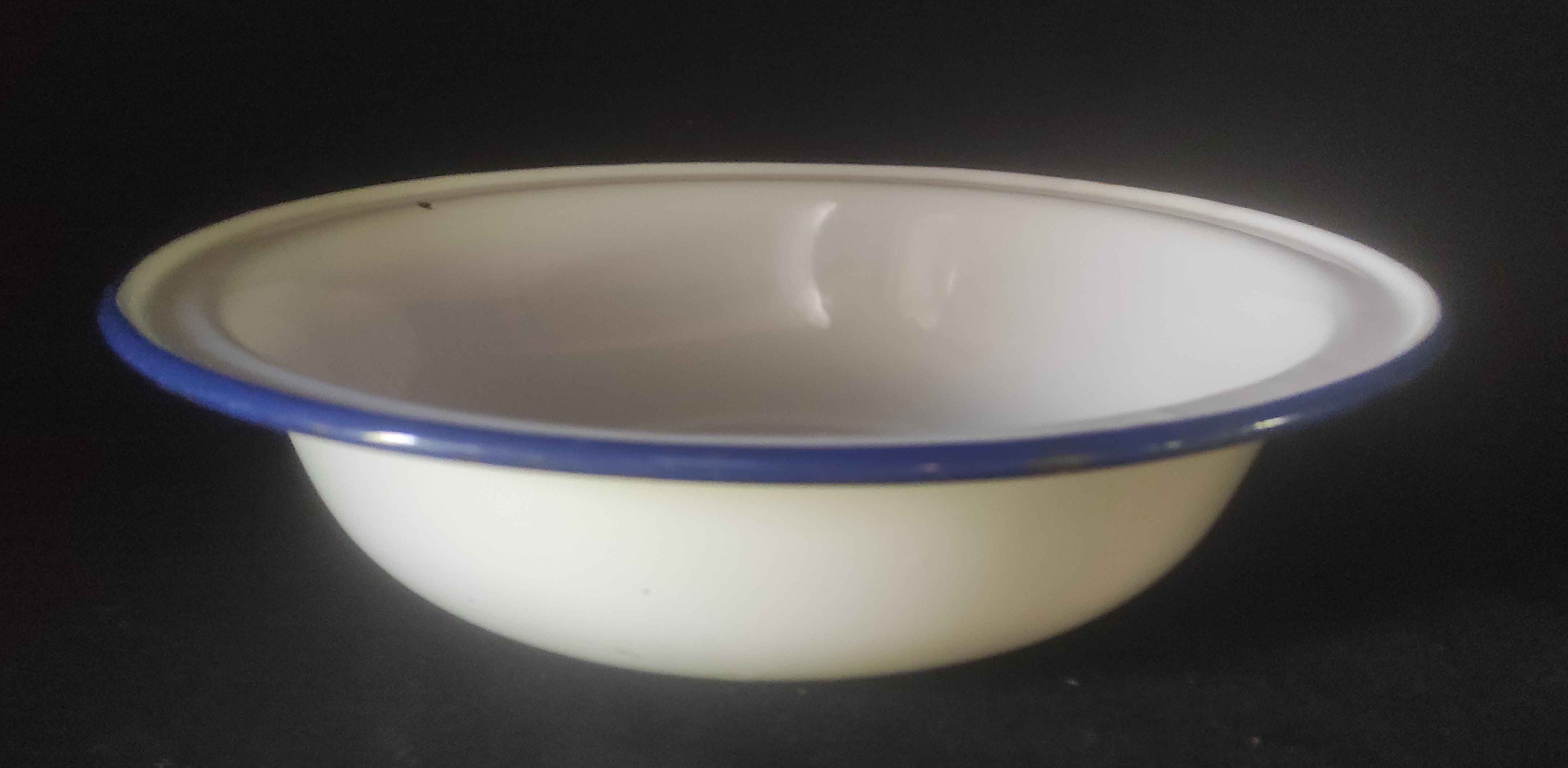 Basin in white enamelled sheet metal