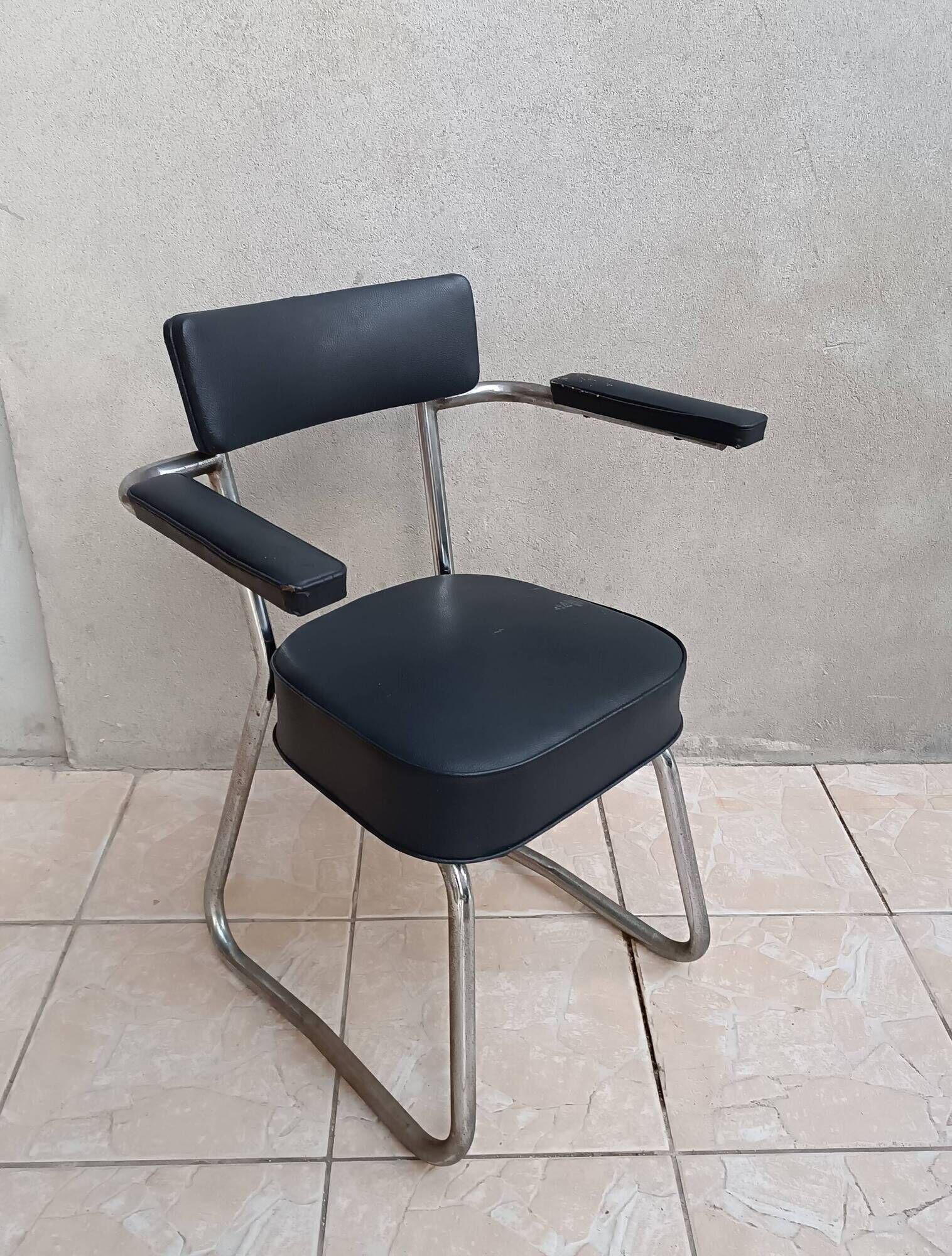 Vintage office chair in chrome metal and faux leather.