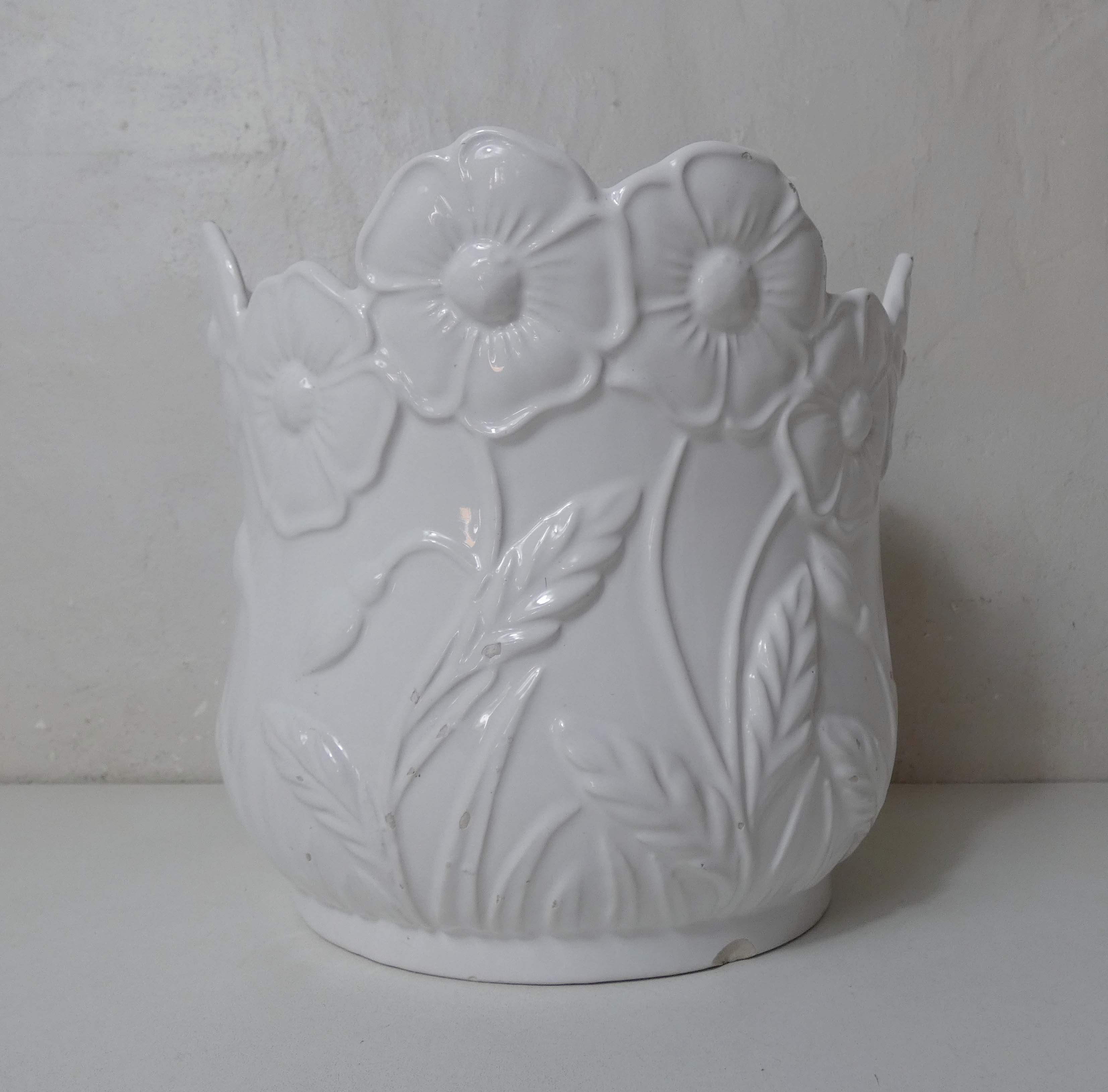 Pot cover in faience white vintage flowers