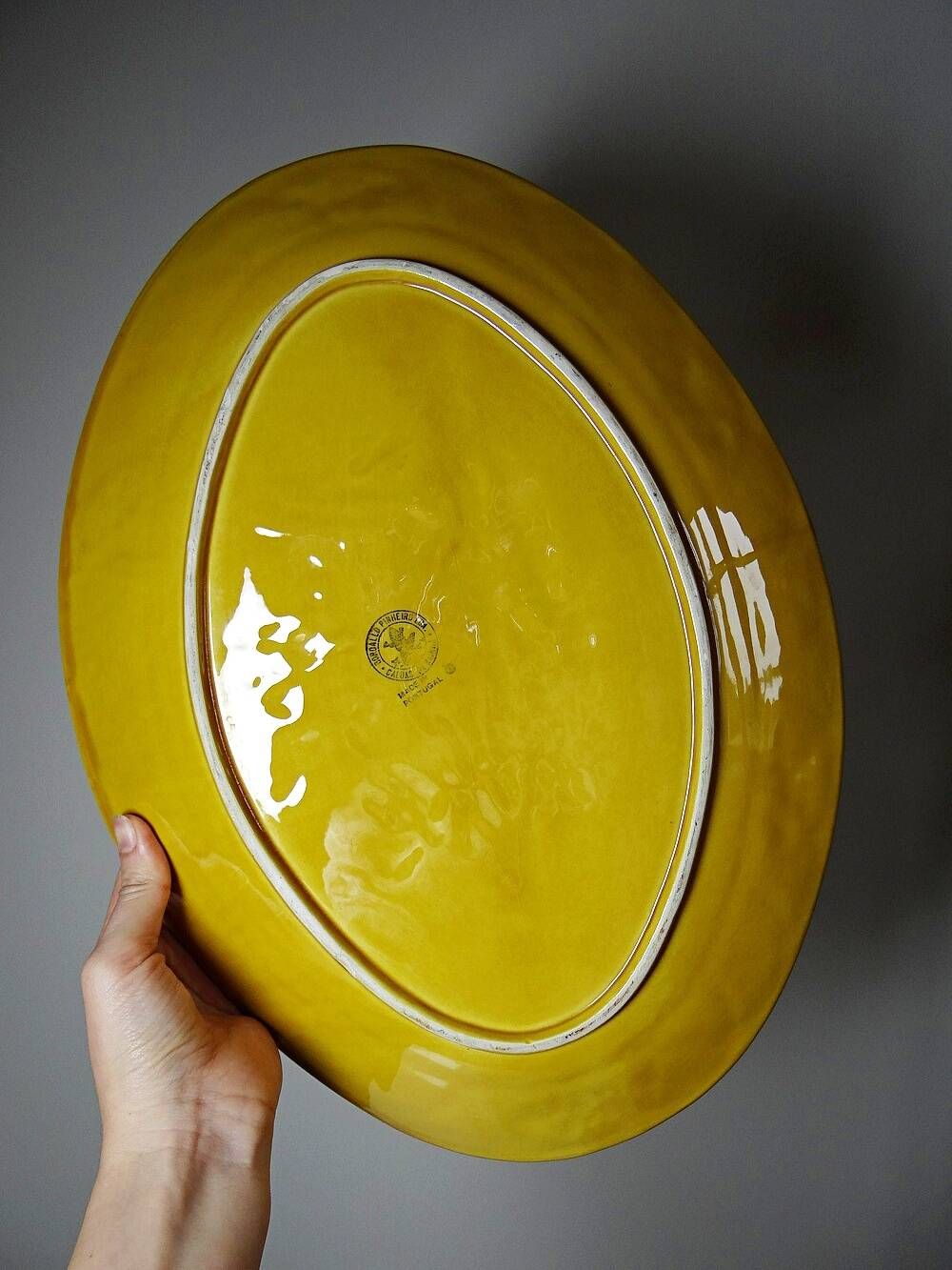 Large oval dish Bordallo Pinheiro yellow earthenware, Portugal 1970-1980