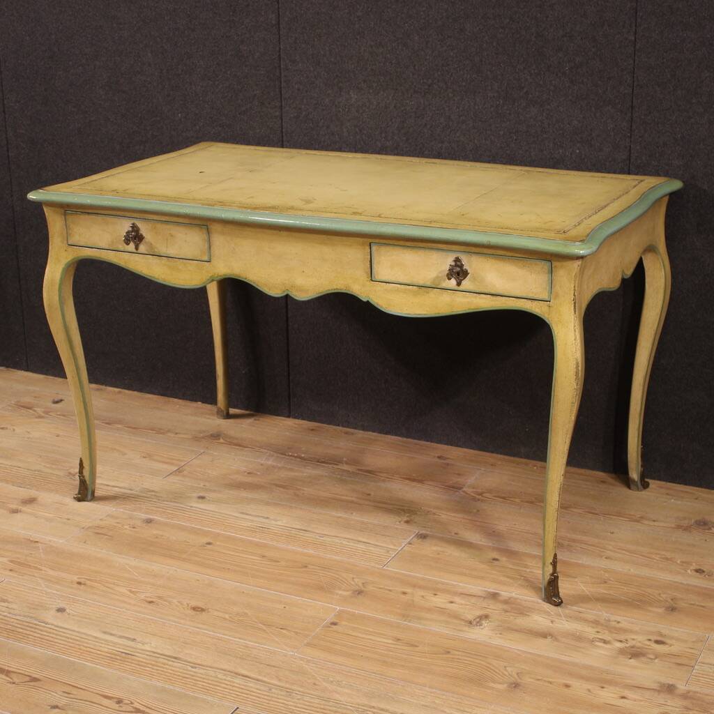 Grand bureau laqué de style Louis XV