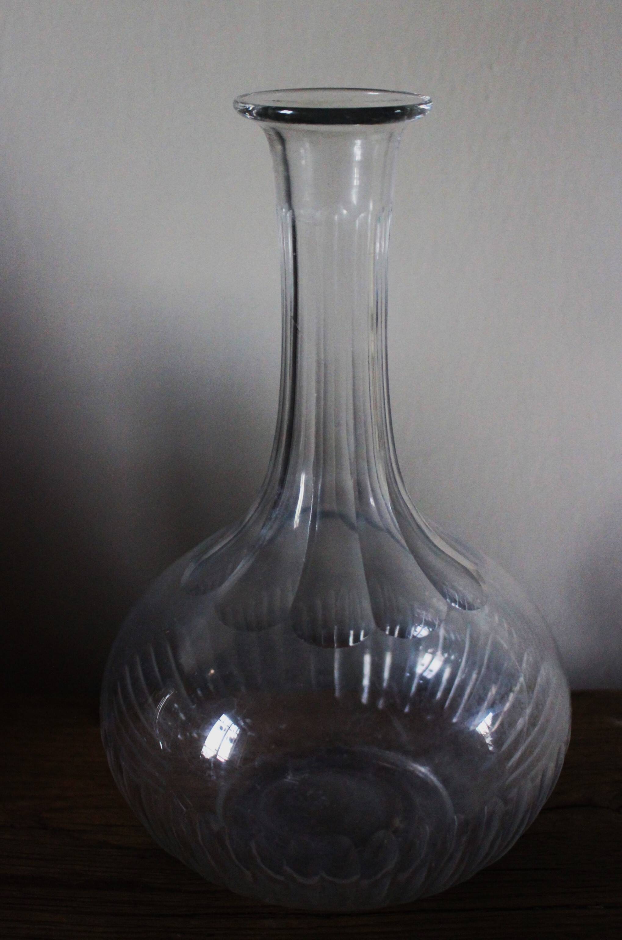 Glass carafe with round neck and fluted bellies