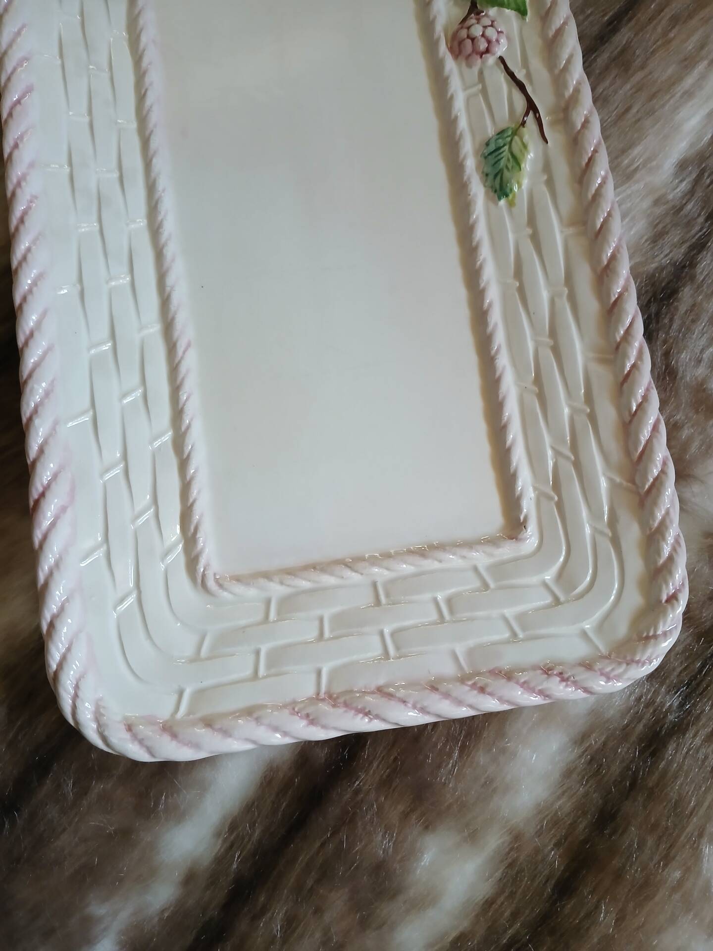 Plat à cake ancien en barbotine