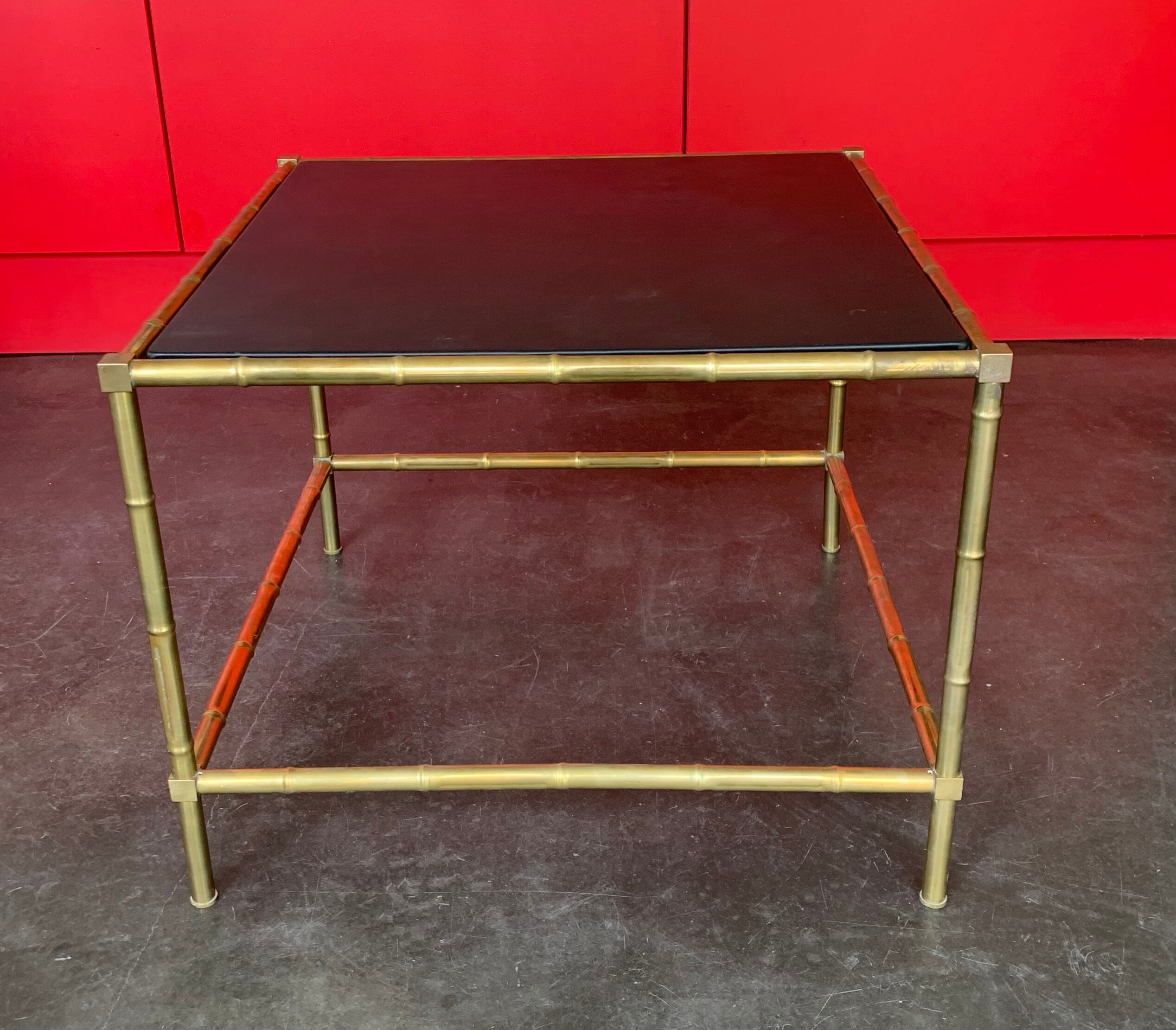 Table basse bambou et cuir vers 1950