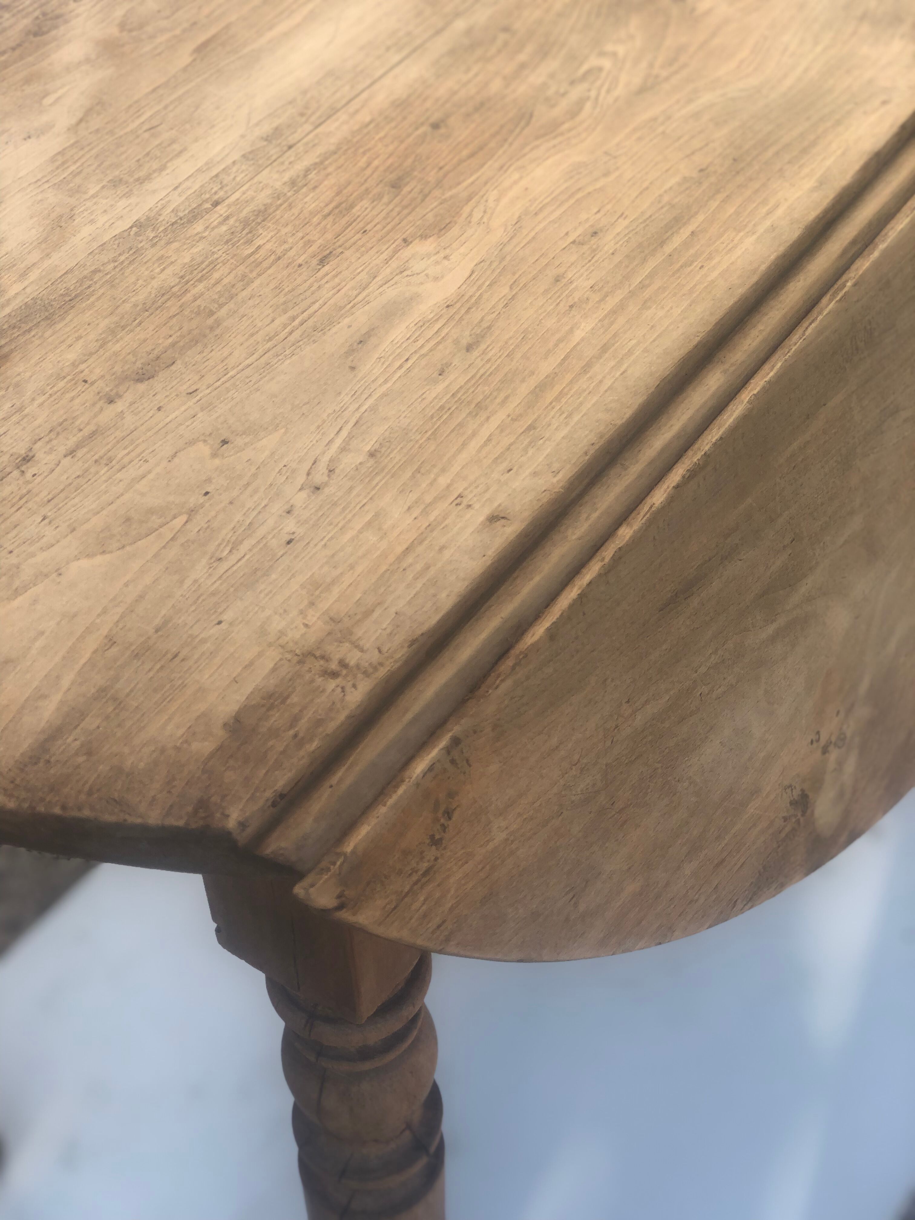 Oval flap table