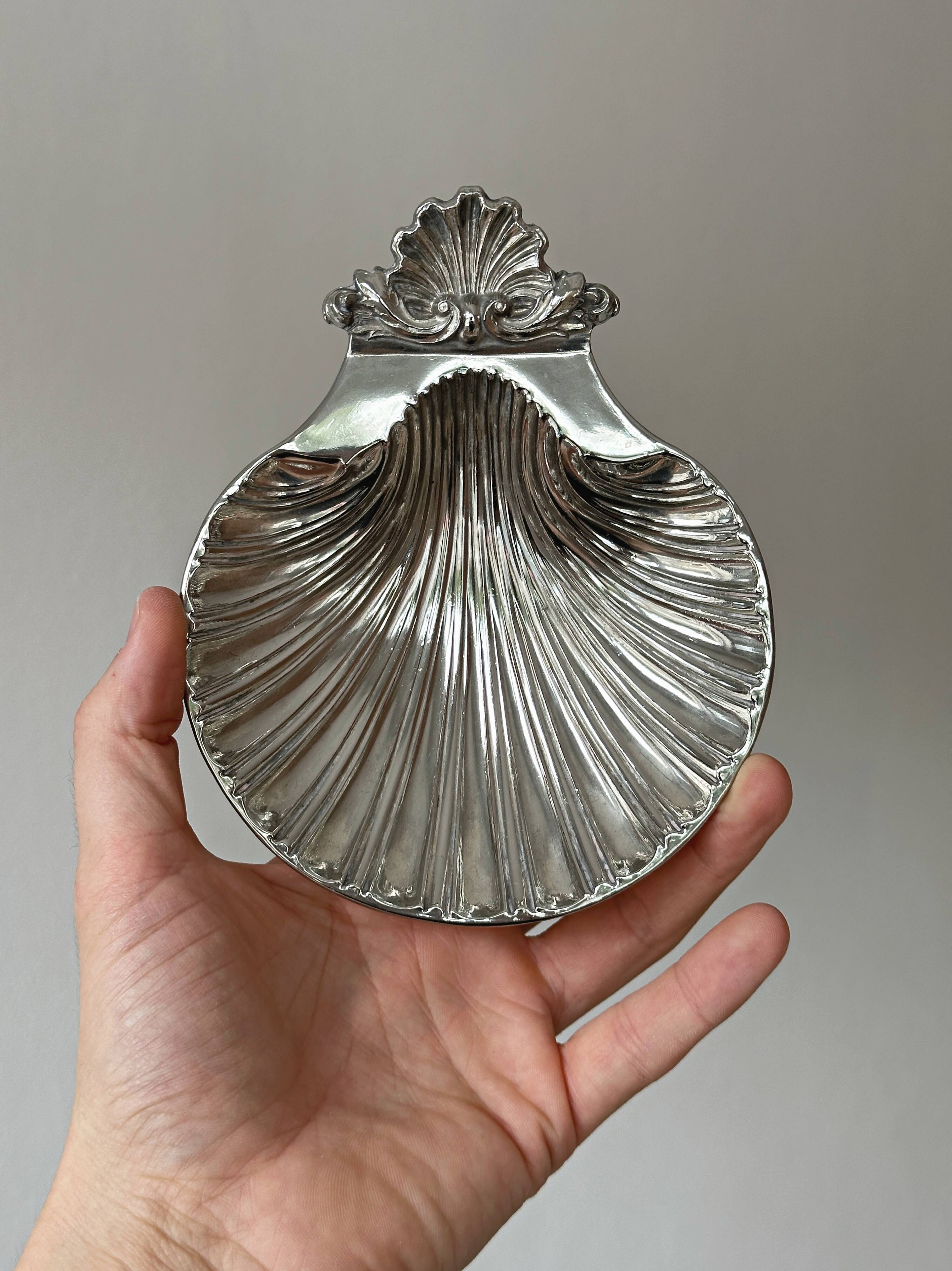 silver shell-shaped dish, shell-shaped pocket tray