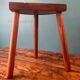 Tabouret tripode en pin