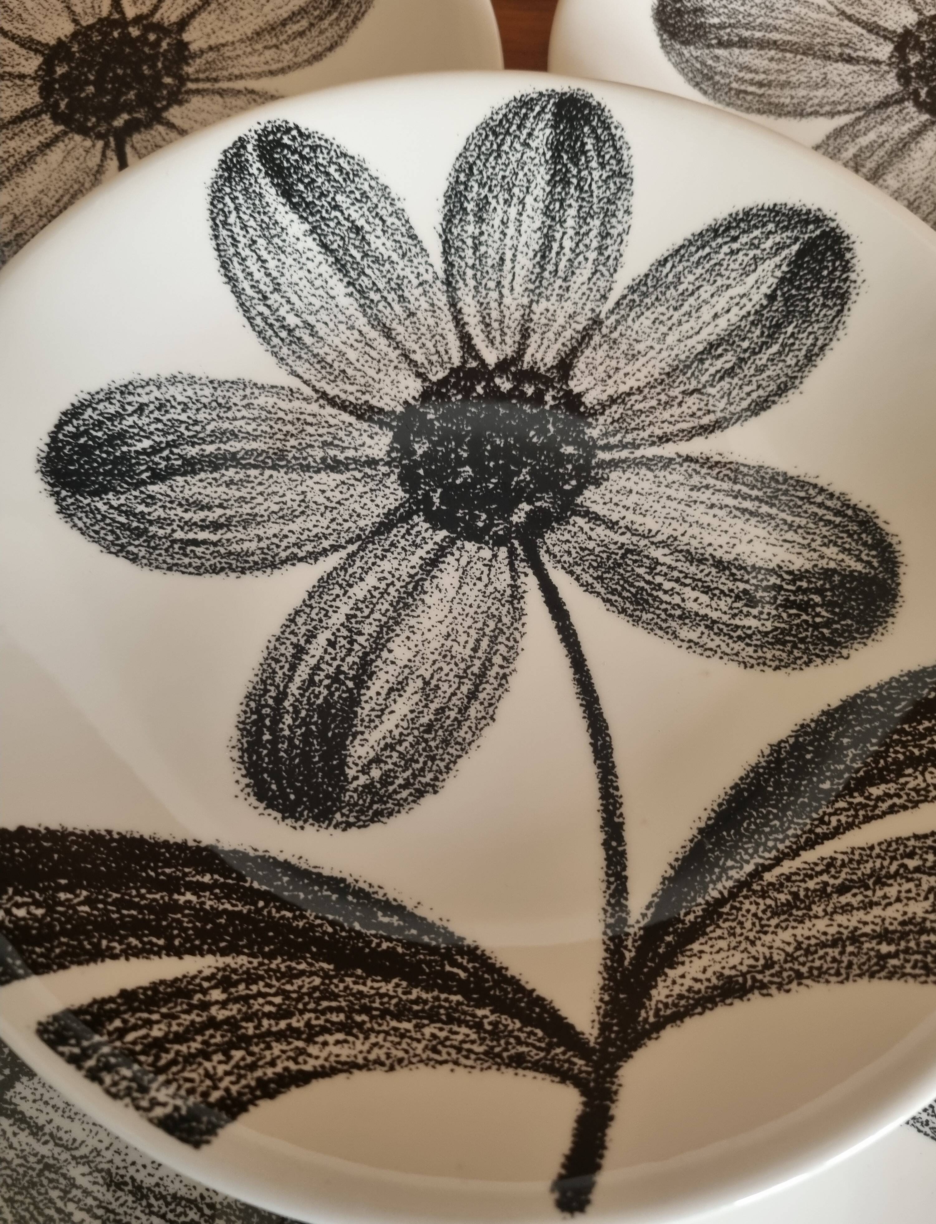 Set of 5 flat faience plates from gien black flower pattern 70s