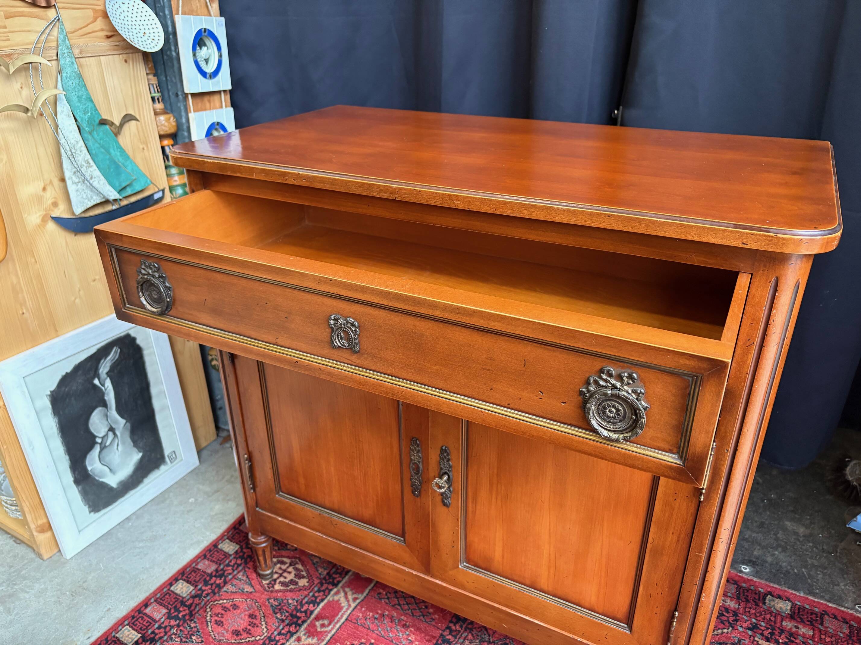 Buffet “style Louis XVI” — pièce décorative avec charme classique