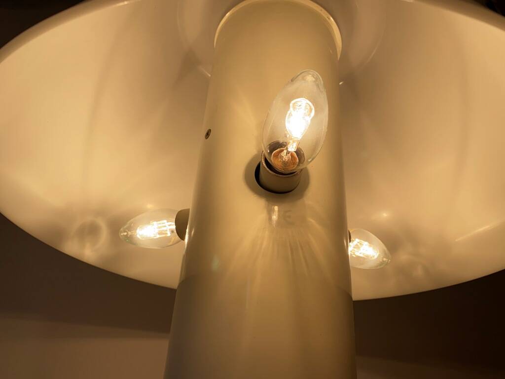 Guzzini lamp, white lacquered metal, height 55cm, 1970s vintage