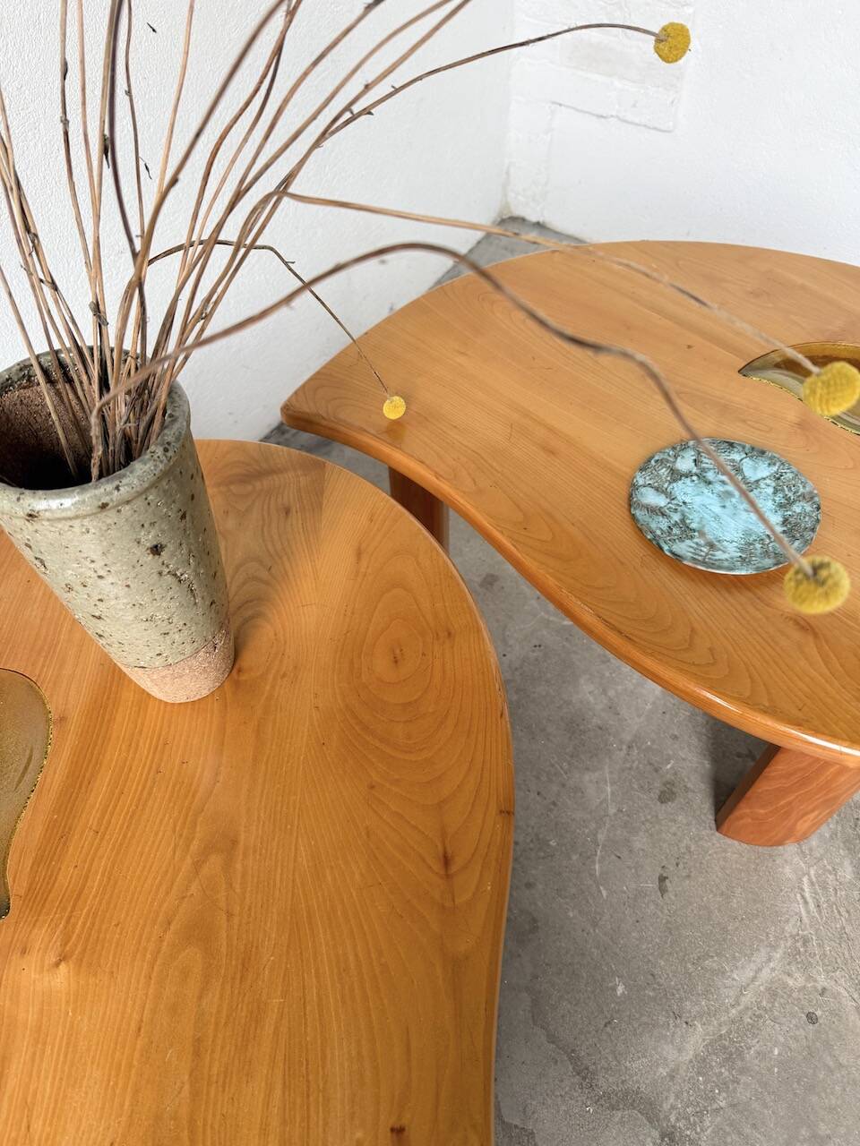 Tables basses en orme formant une goutte