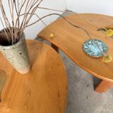 Tables basses en orme formant une goutte