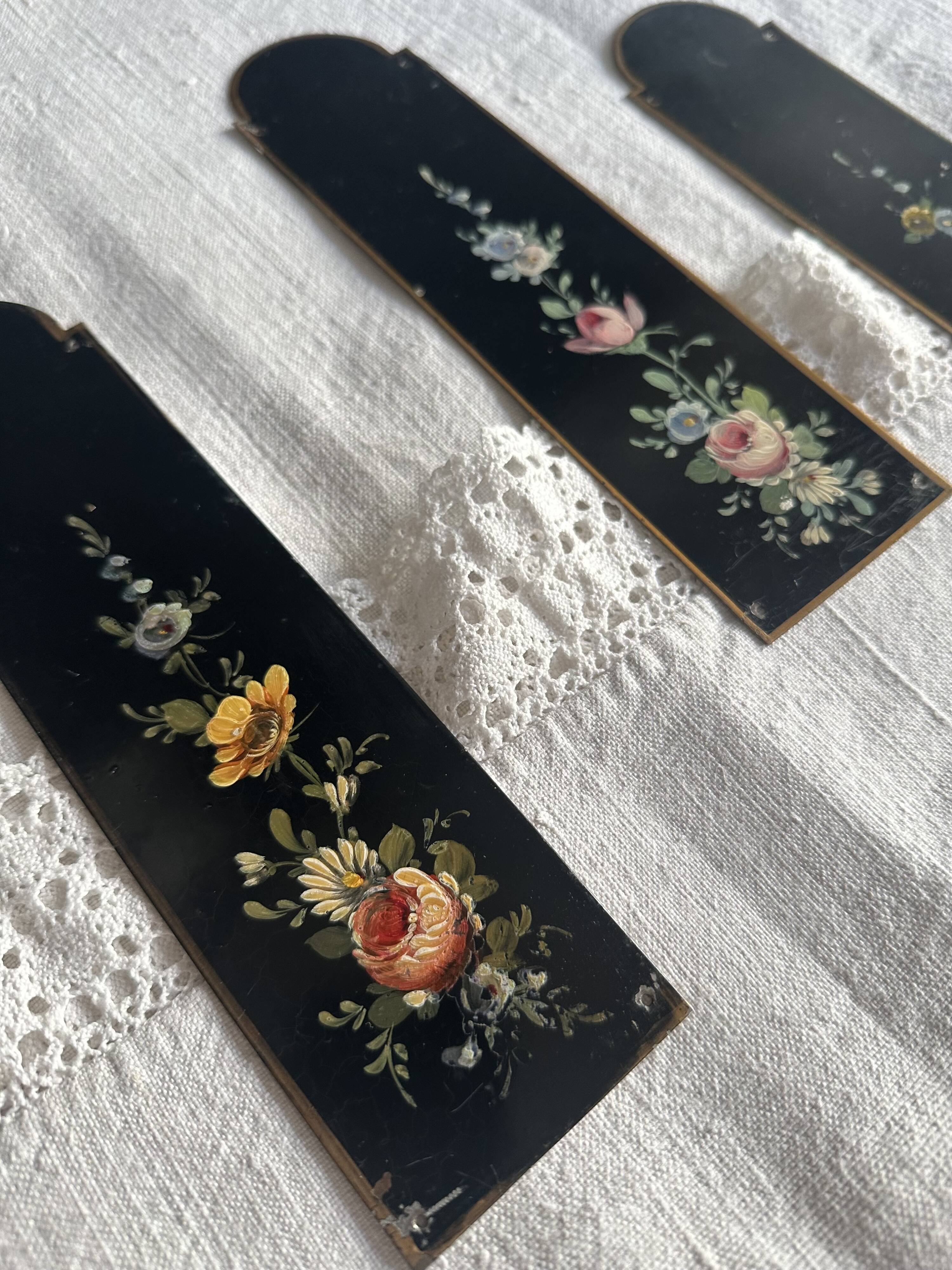 Plaques de propreté Napoléon III en tôle peinte, décor floral