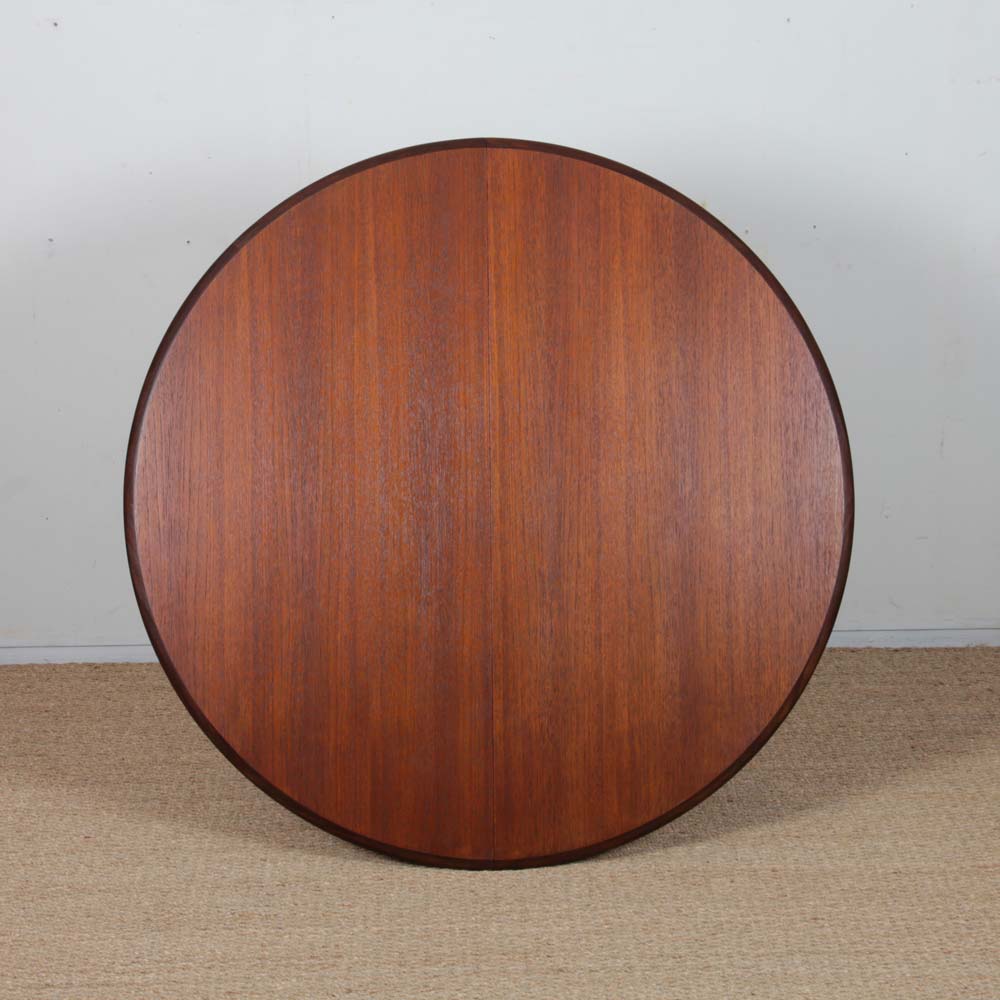 Round extendable dining table in teak, Scandinavian design, 1960.
