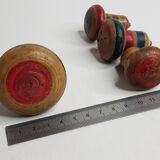 Ensemble de quatre toupies à lancer en bois tourné anciennes 1900