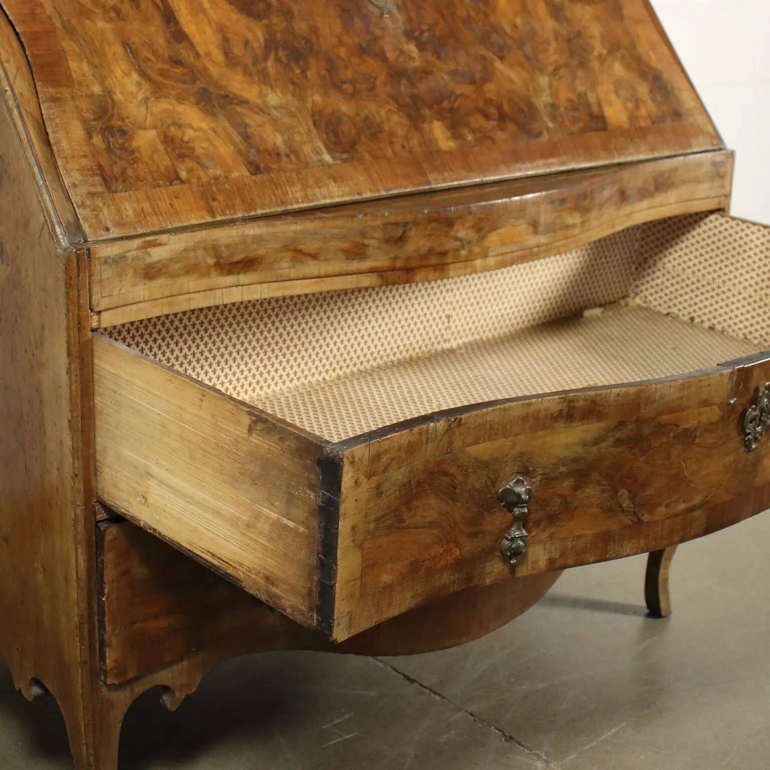 Trumeau barocchetto avec miroir en placage de ronce de noyer, Italie, XVIIIe siècle