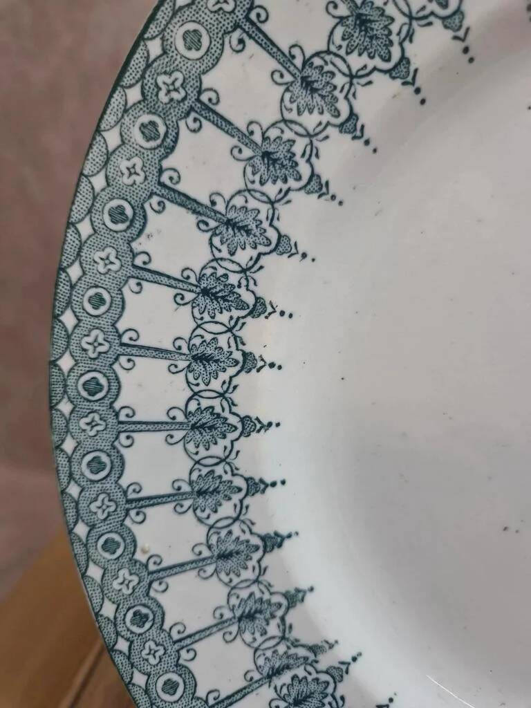 Assiette en terre de fer Saint-Amand modèle Persan