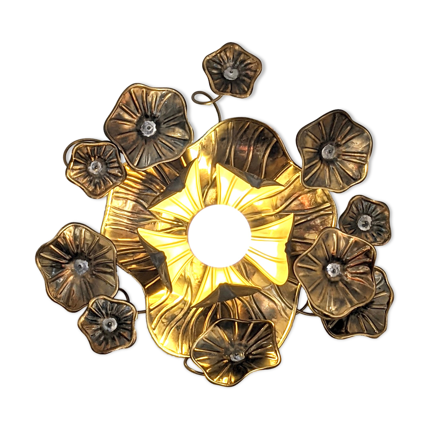 Flower-shaped wall lamp