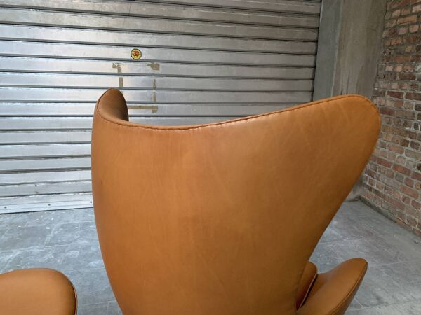 Fauteuil Egg et ottoman restaurés Arne Jacobsen pour Fritz Hansen, 1960s