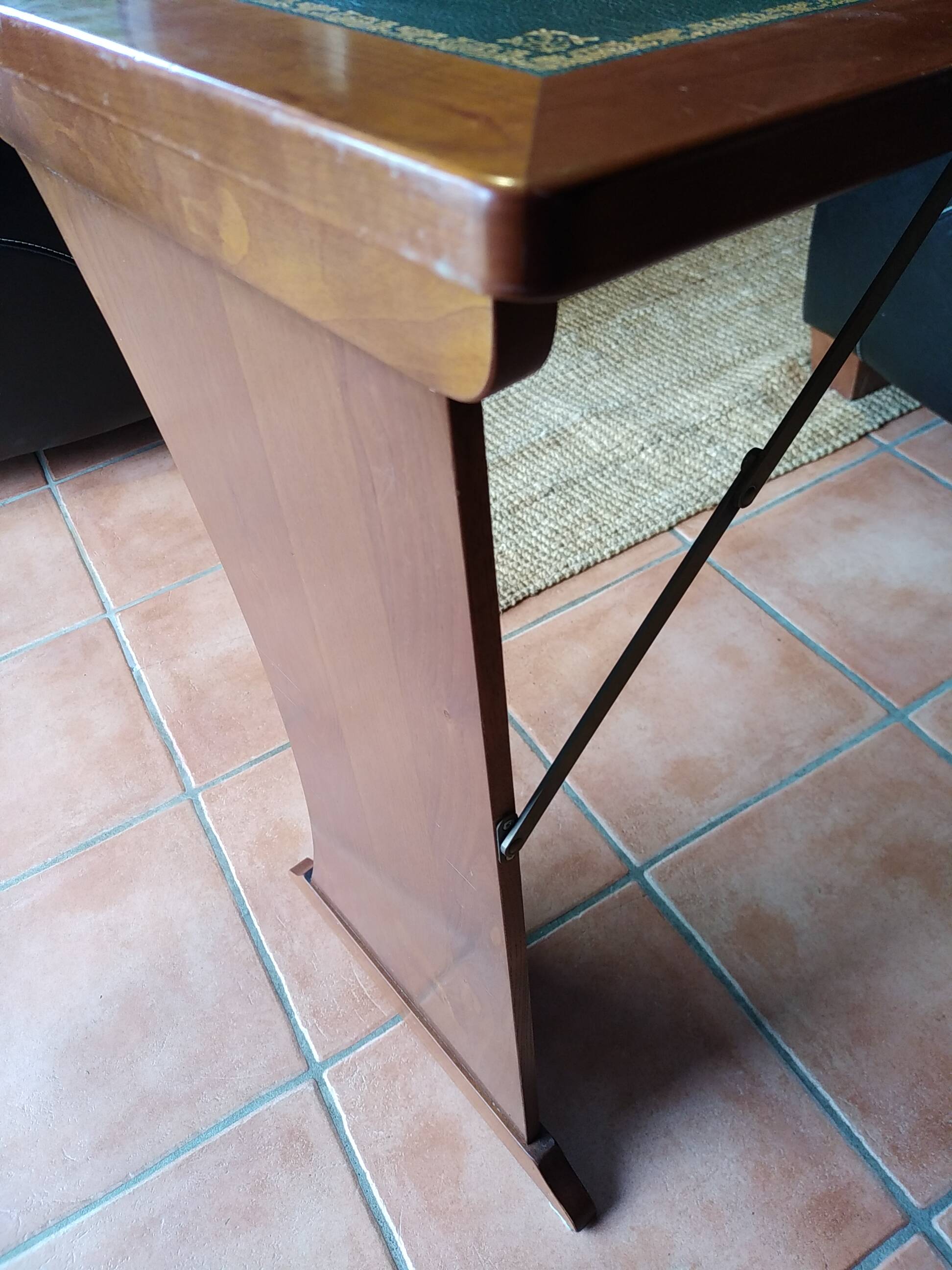 Wall-mounted writing table in cherry wood. retractable.