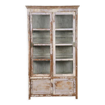 Vitrine à portes coulissantes en bois patiné