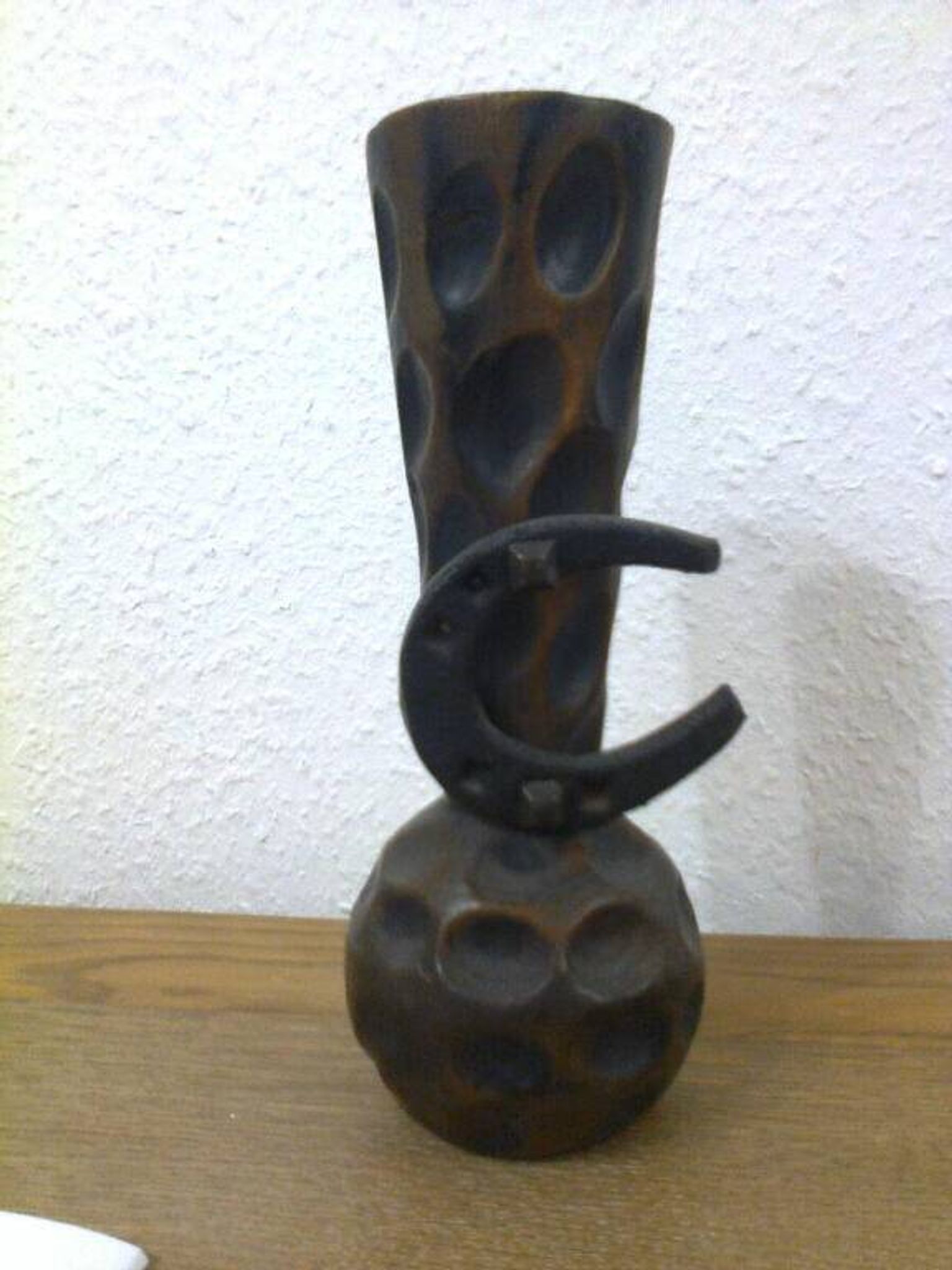 vase en bois sculpté pour fleurs sèches, décoré par un petit fer à cheval