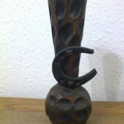 vase en bois sculpté pour fleurs sèches, décoré par un petit fer à cheval