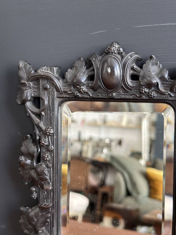 Petit miroir Napoléon III en gutta percha à décor de vigne, XIXe siècle