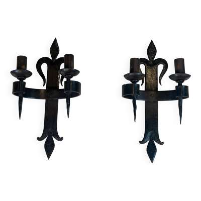 Importante paire d'appliques en fer forgé ''aux fleurs de lys'' à 2 bras de lumière de style gothique