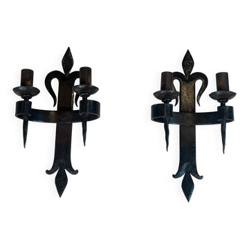 Important pair of wrought iron wall sconces "with fleur-de-lis" featuring 2 light arms in Gothic style.