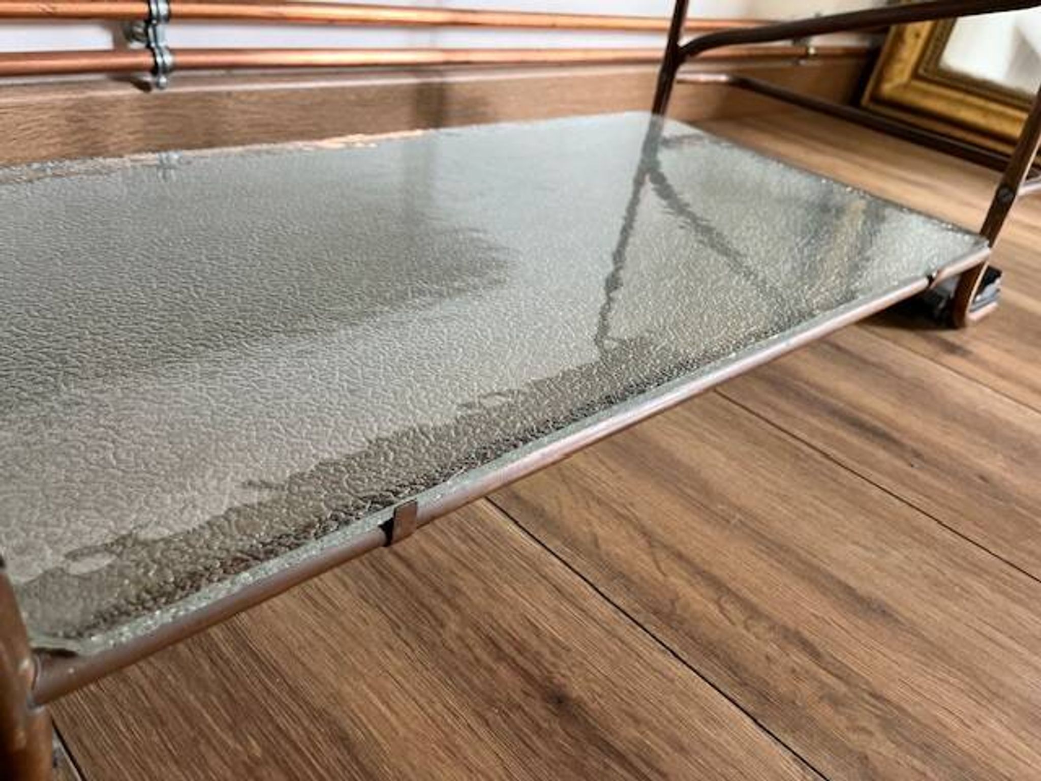 Table basse artisanale et fonctionnelle
