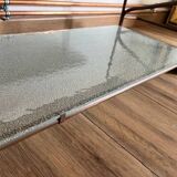 Table basse artisanale et fonctionnelle