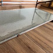 Table basse artisanale et fonctionnelle