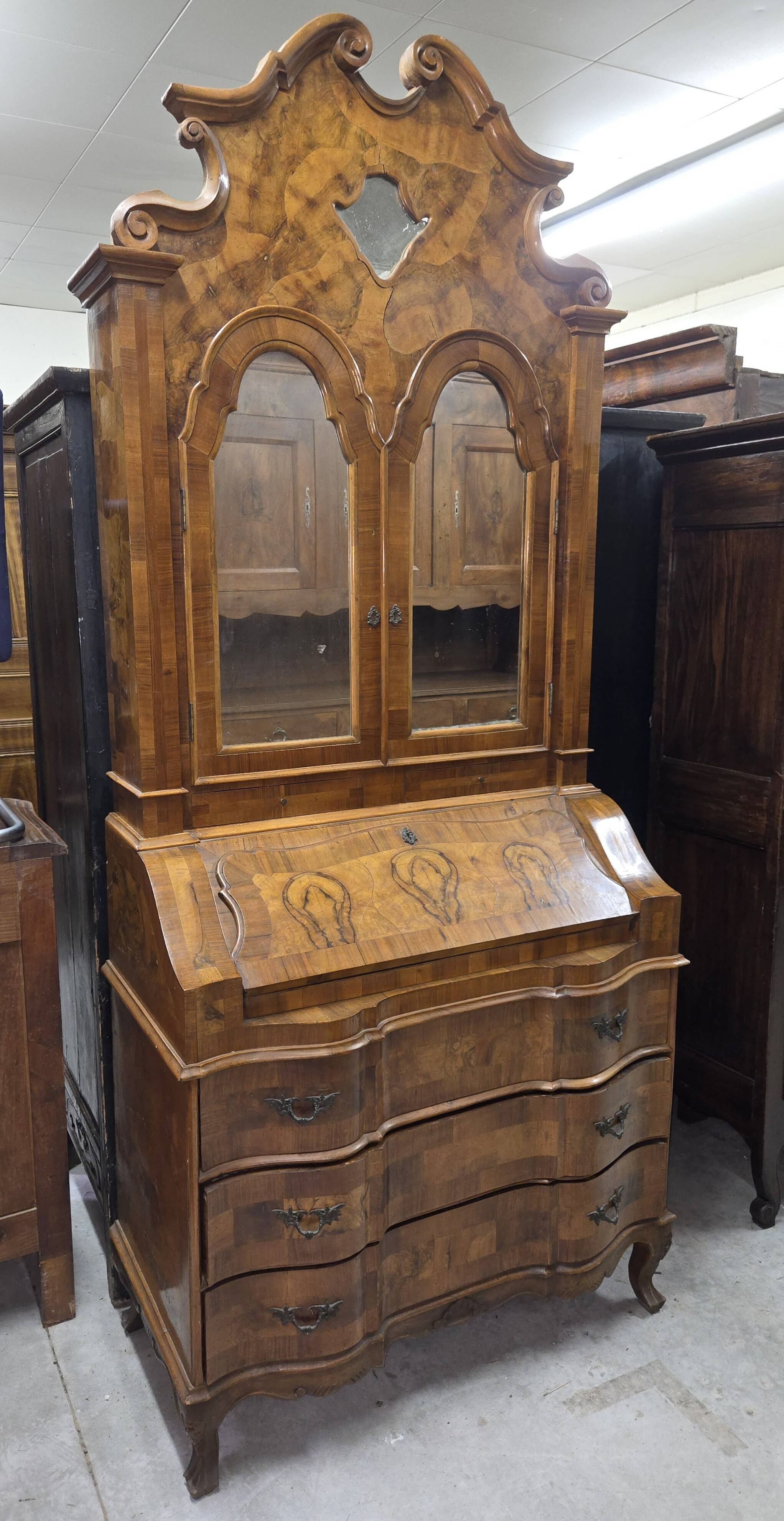 Important secretary desk in Venetian style, Louis XV, made of marquetry walnut.