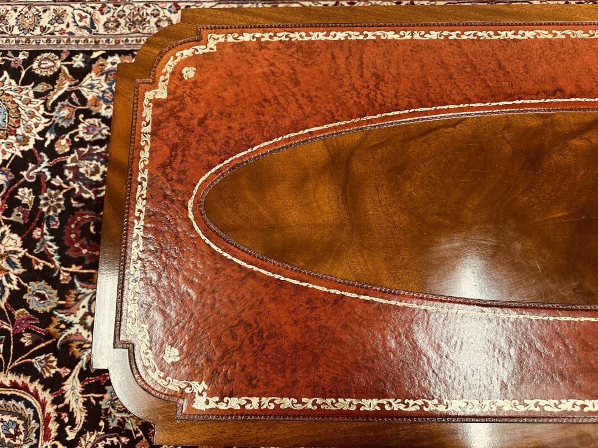 Table basse Chesterfield anglaise antique avec plateau en cuir